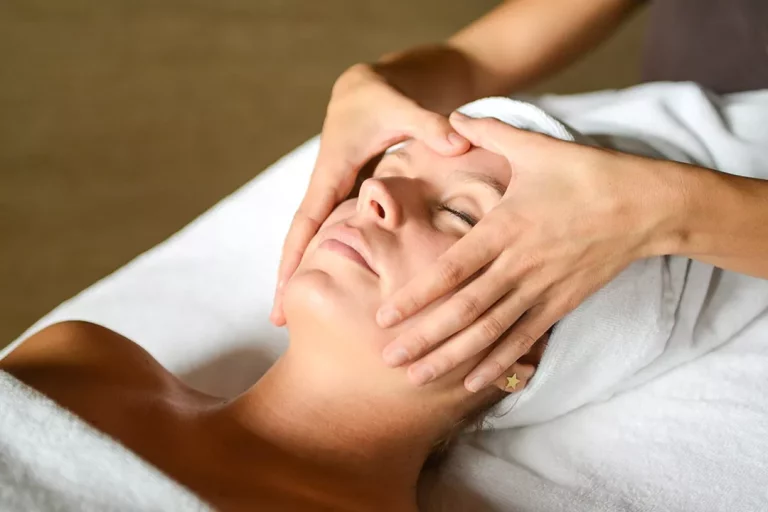 Kakusan ázsiai arcmasszázs kezelés